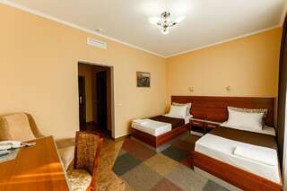 Гостиница Бриз Оренбург Двухместный номер эконом-класса с 2 отдельными кроватями – Мансарда-1