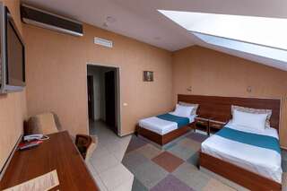 Гостиница Бриз Оренбург Двухместный номер эконом-класса с 2 отдельными кроватями – Мансарда-9