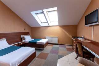 Гостиница Бриз Оренбург Двухместный номер эконом-класса с 2 отдельными кроватями – Мансарда-8